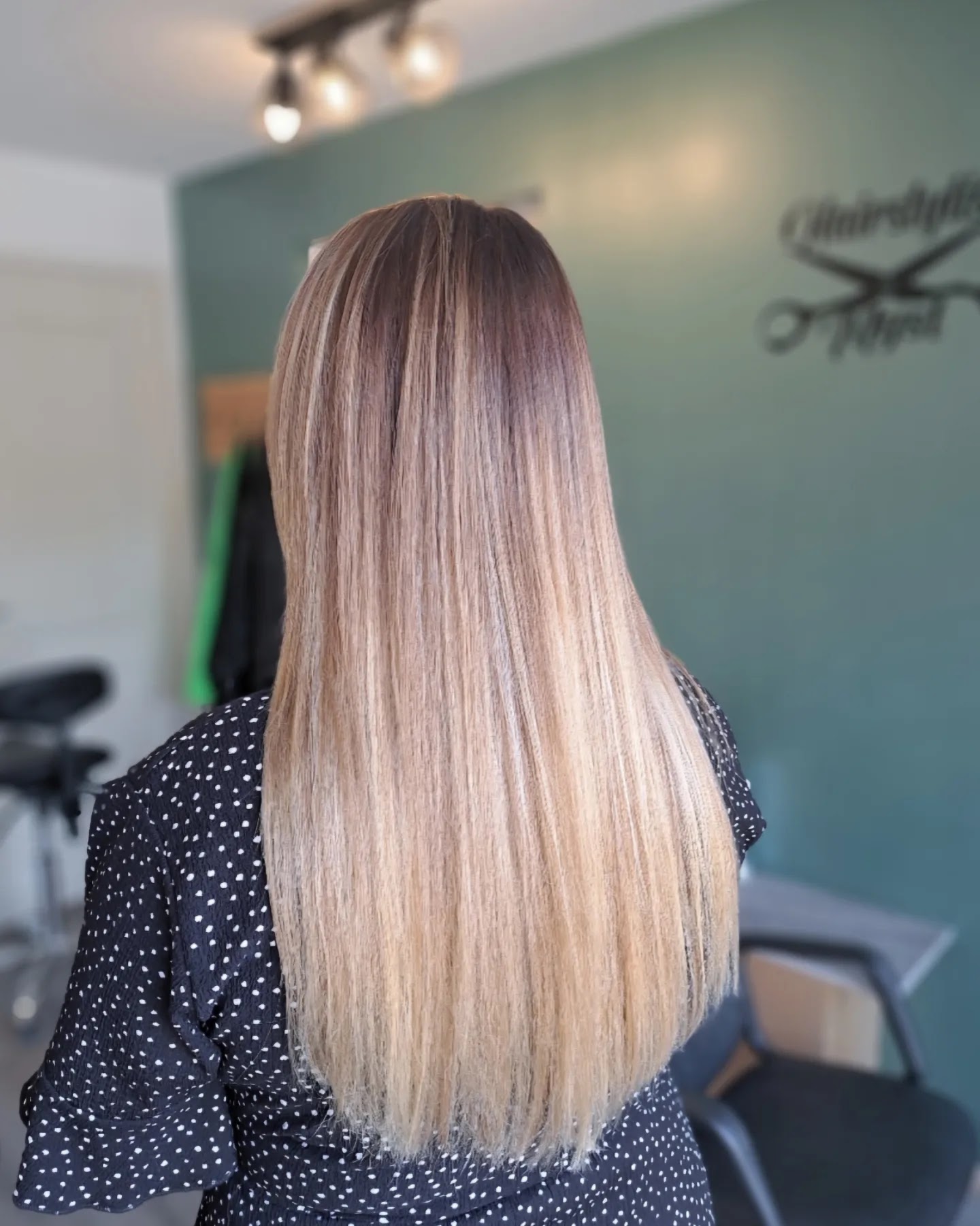Lang steil haar, donker aan de aanzet en blond in de lengte
